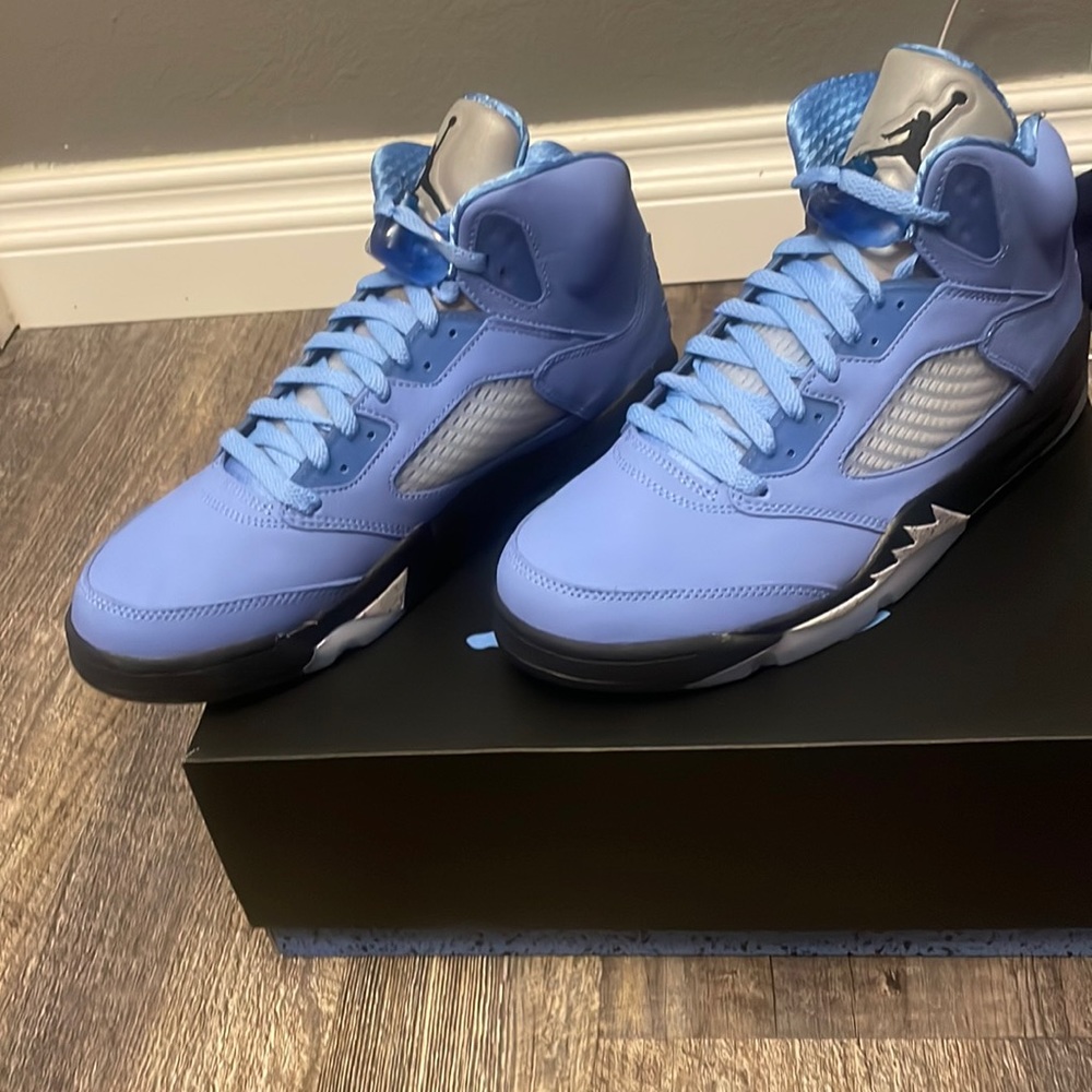 Jordan 5 university blue size 9.5 dead stock